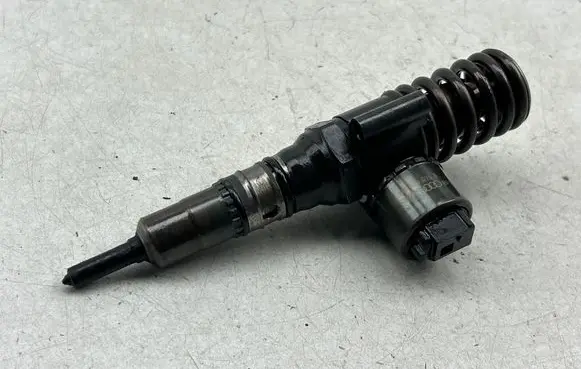 Volkswagen Golf Plus Fuel injector 03G130073B