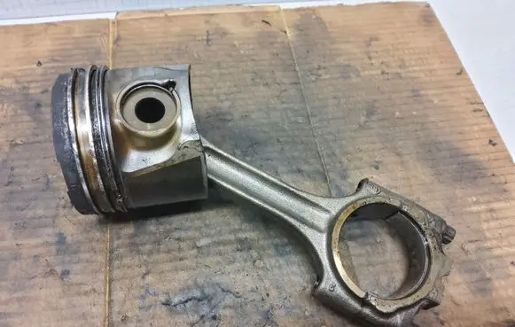 Volvo V70 Piston with connecting rod