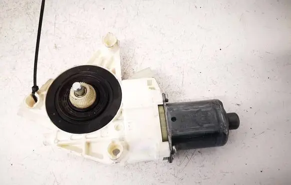 Mercedes-Benz ML W166 Front door window regulator motor A1669060201 0130822754