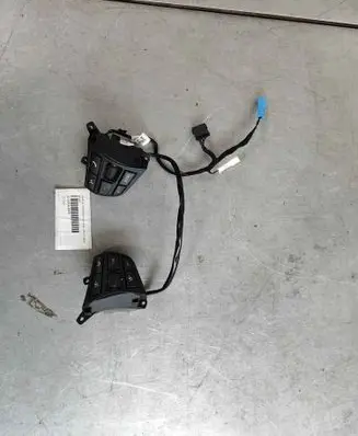 Steering wheel buttons/switches