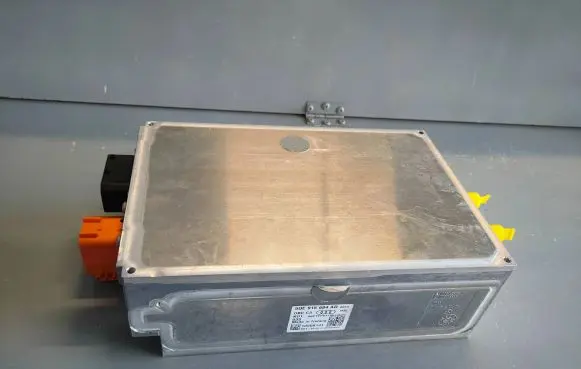 Volkswagen Golf VIII Battery charger (optional) 5QE915684AD