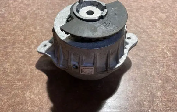 Mercedes-Benz C W205 Engine mount bracket A2052400300
