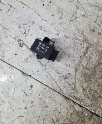 Volkswagen PASSAT B6 Seat heating relay 1Z0959772