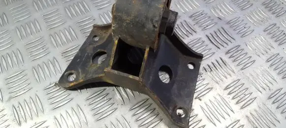 Nissan Primera Engine mount bracket