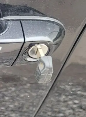 BMW 1 E81 E87 Front door lock (next to the handle) 