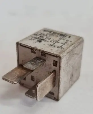 Volkswagen PASSAT B5 Other relay 8D0951253 85218751 8601303