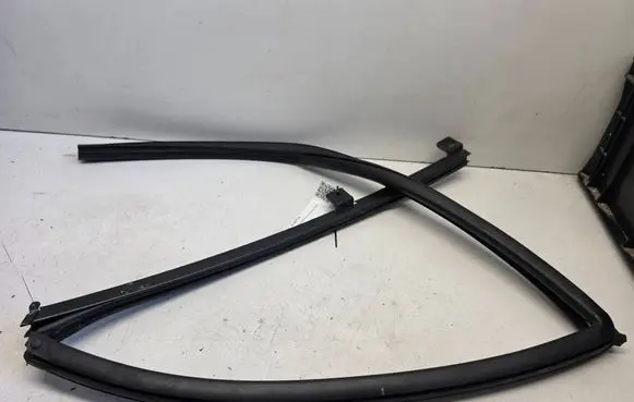 KIA Sorento Rubber seal rear door window/glass 1234