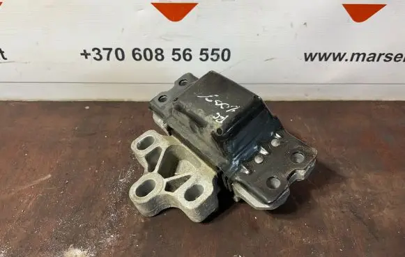 Volkswagen PASSAT B6 Engine mount bracket 3C0199555A