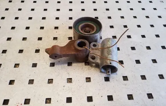 Toyota Avensis T220 Generator/alternator belt tensioner