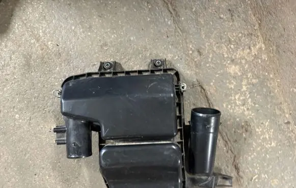 Suzuki Swift III Air filter box 62RA01