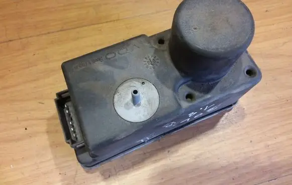 Volkswagen Golf III Central locking vacuum pump 1H0962257