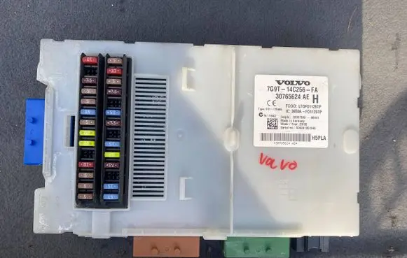 Volvo V70 Fuse module 30765624AE 7G9T14C256FA