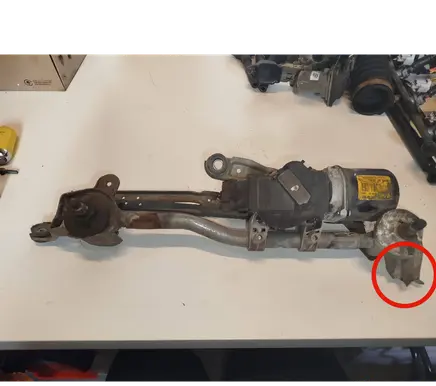 Nissan Note (E11) Wiper motor 63568902