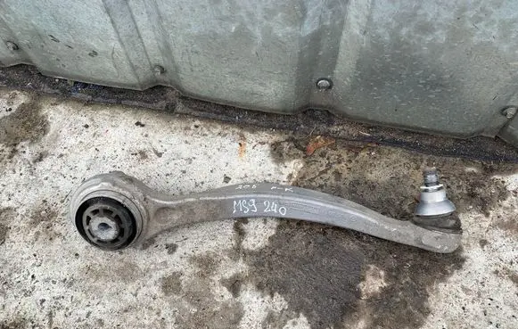 Mercedes-Benz C W205 Front lower control arm/wishbone 20500