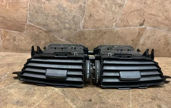 Mercedes-Benz C W204 Dashboard air vent grill cover trim A2048306054