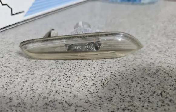 Front fender indicator light