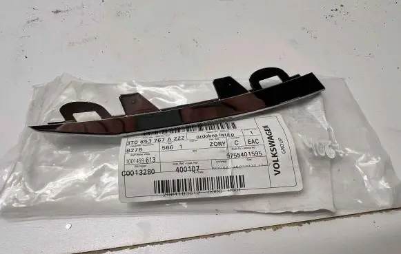 Front bumper splitter molding
