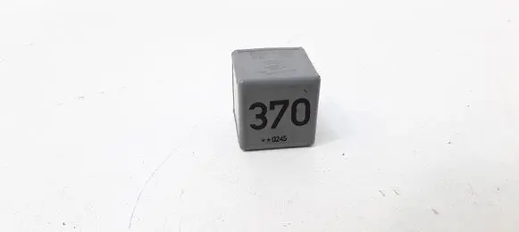 Volkswagen PASSAT B5.5 Other relay 8D0951253
