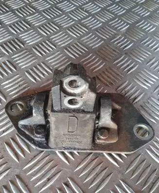 Volvo V70 Engine mount bracket