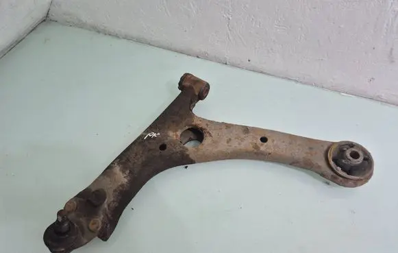 Toyota Avensis T250 Front lower control arm/wishbone 