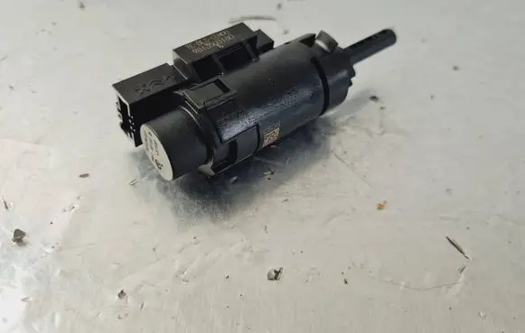 Peugeot 3008 II Brake pedal sensor switch 9813503180