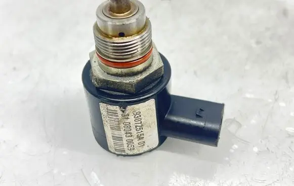 Mercedes-Benz E W211 Fuel pressure regulator 9307Z515A