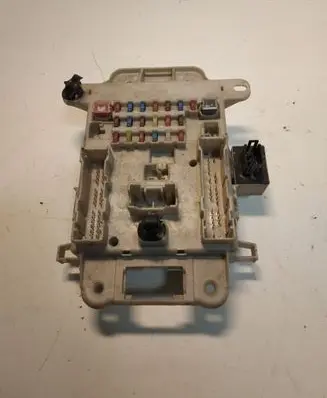 Toyota RAV 4 (XA20) Fuse module 09073B27