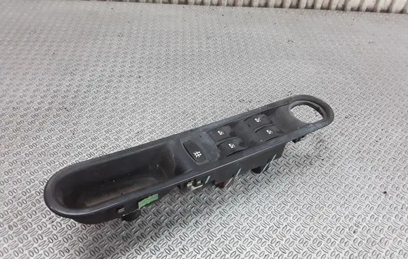 Renault Espace - Grand espace IV Electric window control switch 8200250647