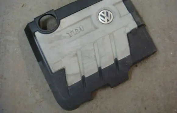 Volkswagen Golf VI Engine cover (trim)