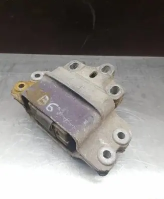 Volkswagen PASSAT B6 Engine mount bracket
