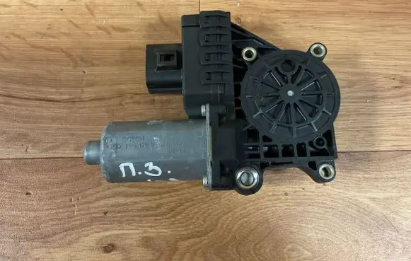 Ford Mondeo Mk III Rear door window regulator motor 3130034192 0130821772