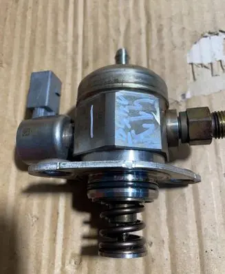 Volkswagen PASSAT B6 Mechanical fuel pump 