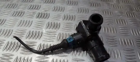 Volkswagen PASSAT B3 Engine coolant pipe/hose 108191