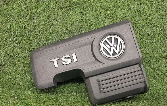 Volkswagen Jetta VI Engine cover (trim) 04E103925