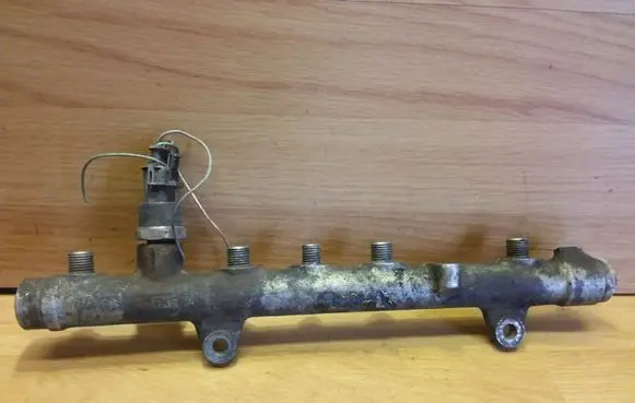 Opel Vivaro Fuel main line pipe 0445214065 8200330912