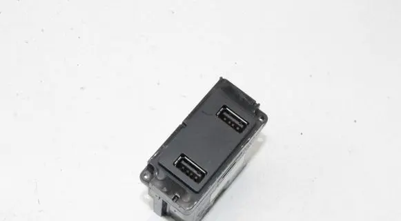 Land Rover Range Rover Evoque L538 USB socket connector AW9319C166AA