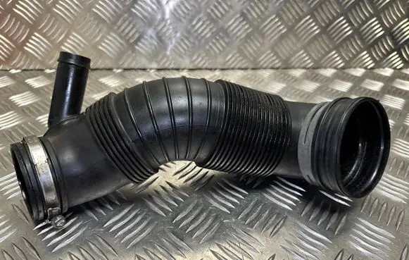 Volkswagen Tiguan Turbo air intake inlet pipe/hose 5N0129656