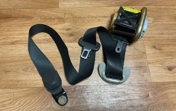 Toyota Avensis T250 Front seatbelt 7321005050 190104