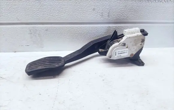 Accelerator throttle pedal