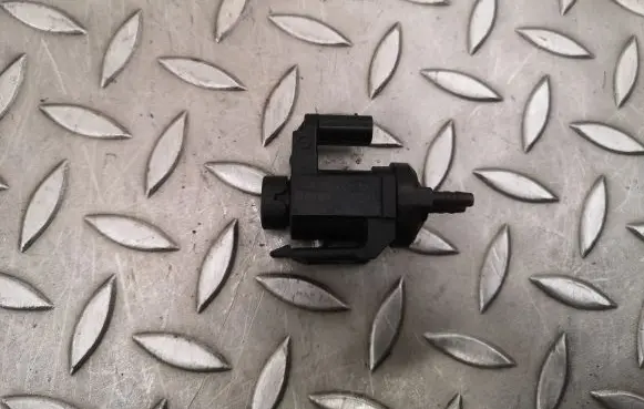 BMW 5 G30 G31 Turbo solenoid valve 8570591