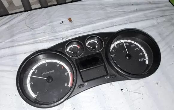 Peugeot 308 Speedometer (instrument cluster) 9665107480