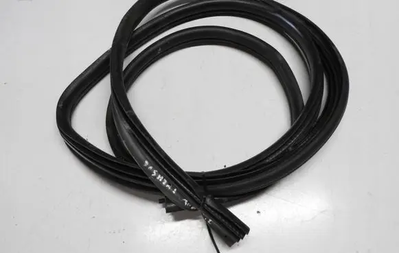 Nissan Qashqai Rubber seal loading door window/glass K9KH282