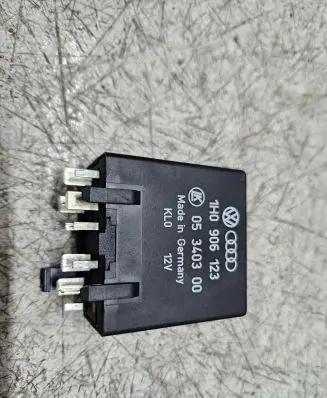 Volkswagen Golf III Other relay 1H0906123