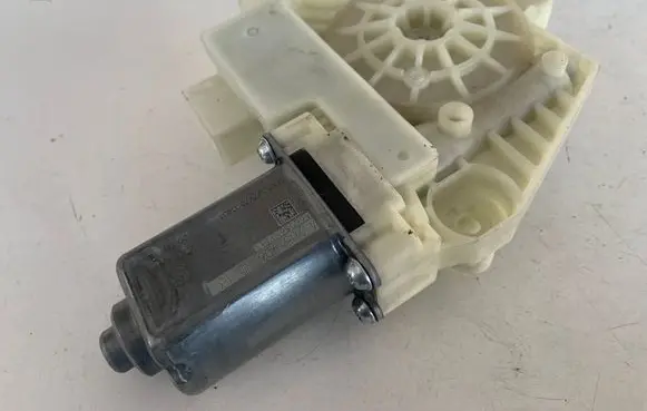 Mercedes-Benz C W205 Front door window regulator motor A2059060013