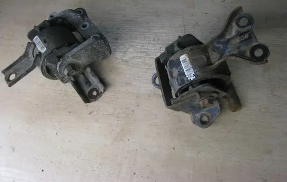 Dodge Caliber Engine mount bracket