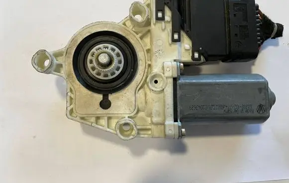 Volkswagen Golf V Front door electric window regulator 