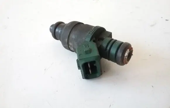 Skoda Octavia Mk1 (1U) Fuel injector 037906031AA