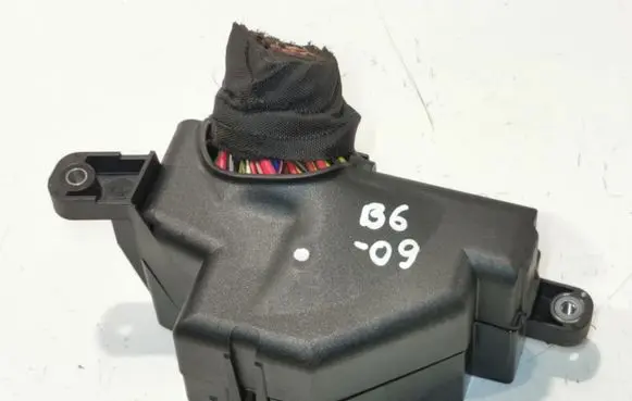 Volkswagen PASSAT B6 Fuse module 12200759
