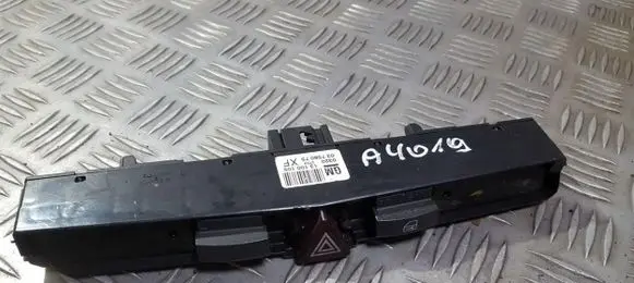 Opel Astra H Hazard light switch 13100105