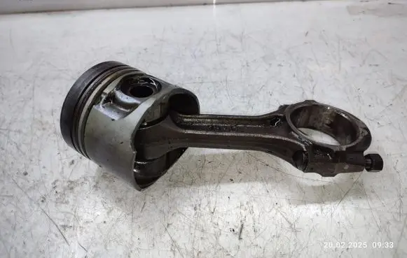 Mitsubishi L200 Piston with connecting rod